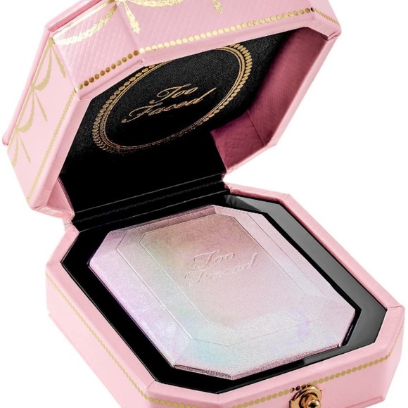 π HOST PICK! π Too Faced β’ Diamond Light multi use highlighter